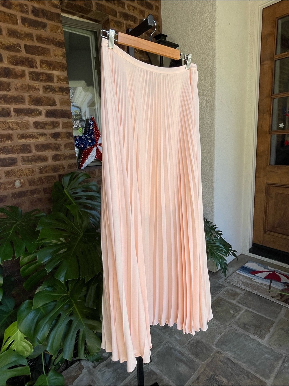 White House Black Market Pleated Maxi Skirt in Soft Peach - Picture 3 of 4